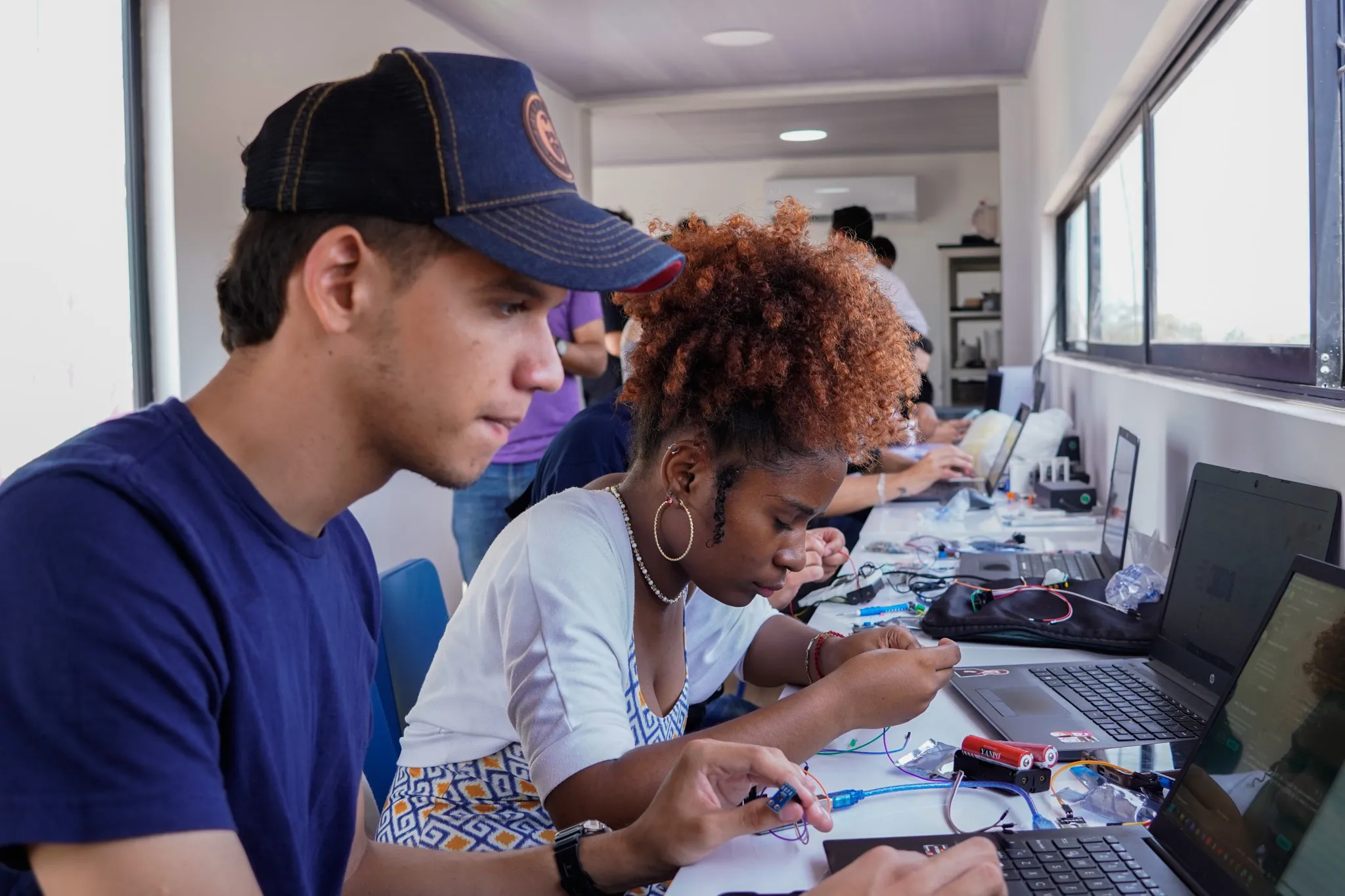 Jóvenes participando en actividades de innovación tecnológica